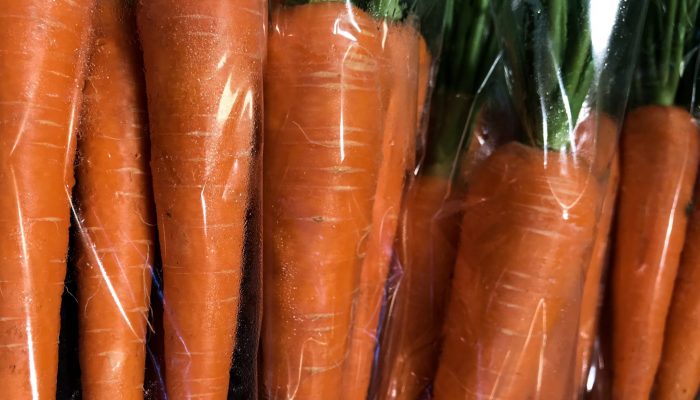 shutterstock_738629083 carrot plastic bags